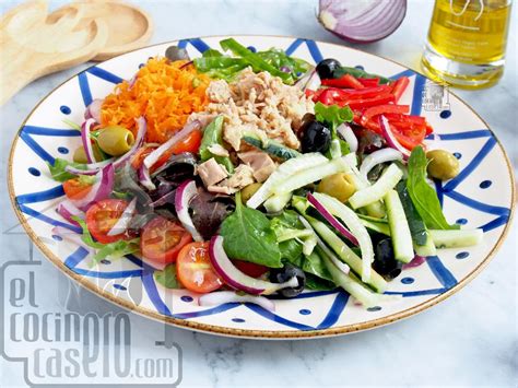 Fotografía de ensalada mediterránea colorida con legumbres, vegetales y aderezo cítrico
