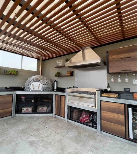 Terraza de estilo nórdico con parrilla