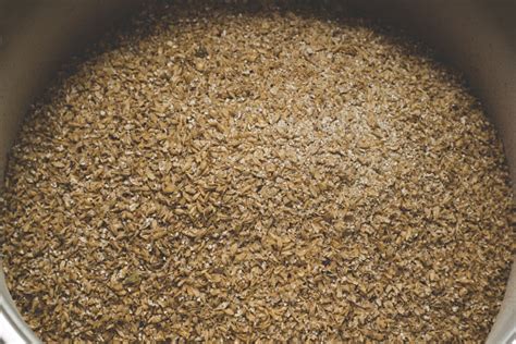 Primer plano de granos de arroz siendo triturados en un mortero