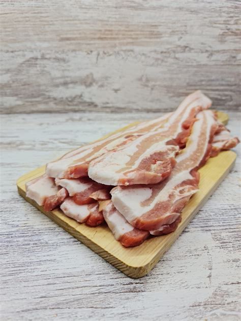 Esquema que muestra el proceso de transformación de la panceta de cerdo en tocino crujiente tras su cocción.