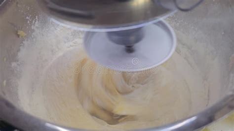 Proceso de mezcla en un procesador de alimentos, mostrando la integración de ingredientes secos y húmedos para la masa de la torta.