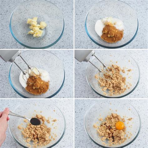 Ilustración de manos mezclando ingredientes para galletas de avena y proteína en un bol