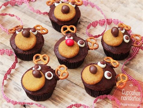 variedad de cupcakes navideños decorados festivamente para niños