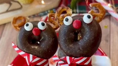cupcake de chocolate decorado como reno con pretzels y golosinas