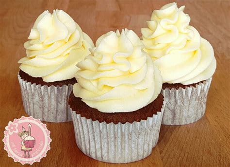 cupcakes especiados con frosting de queso crema decorados con canela, galletas y romero