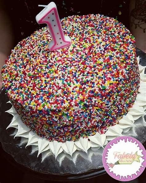 Pastel de chocolate decorado con grajeas de colores