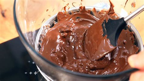 Bizcocho de chocolate cocinándose en olla al baño maría