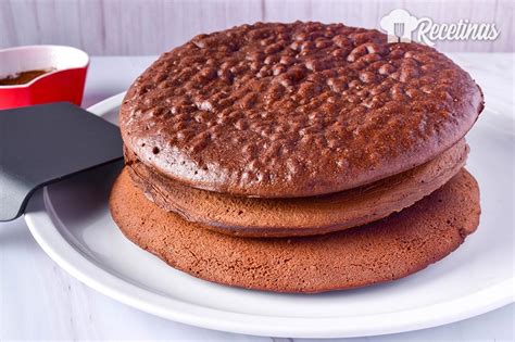 Porciones de bizcocho de chocolate cocinándose en sartén