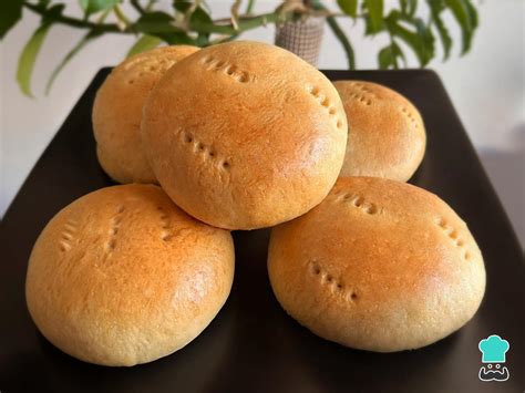 Pan amasado tradicional chileno recién horneado sobre una tabla de madera