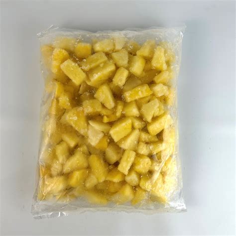 Ilustración de piña congelada en bolsas y recipientes