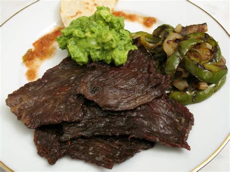 Plato de cecina de res frita con guarniciones