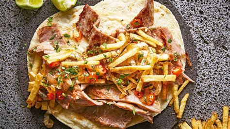 Tacos de cecina de res con aguacate y salsa