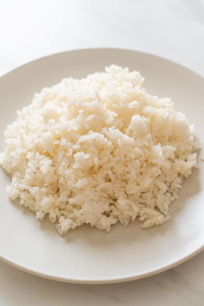 Plato de arroz cocido con granos de maíz visibles, servido en un bol.