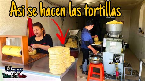Proceso de cocción de tortillas de maíz en una plancha caliente.