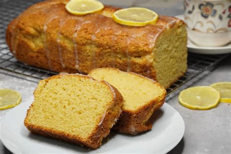 Rebanada de bizcocho de maíz esponjoso con ralladura de limón visible.