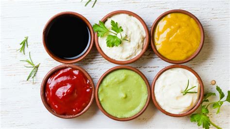 Variedad de salsas y aderezos para carnes