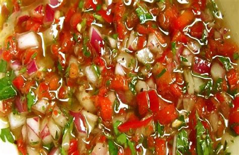Chimichurri y salsa criolla en cuencos