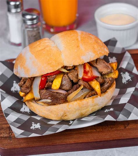 Sándwich de lomo saltado con papas rústicas