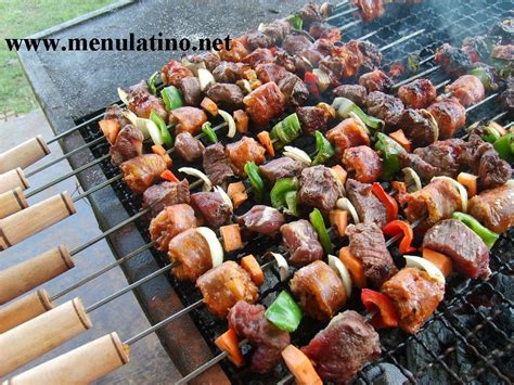 Corte de carne, longaniza y cebolla para anticuchos chilenos