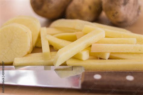 papas crudas cortadas en bastones uniformes