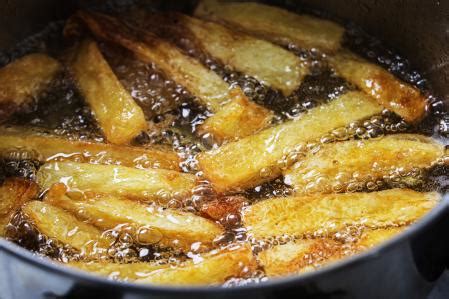 papas friéndose en aceite en la primera etapa