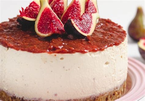 Detalle de la textura interna de un pastel de higo y chocolate con almendras