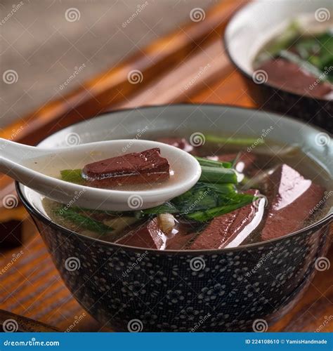 Sopa de Sangre de Cerdo tradicional con cebollino
