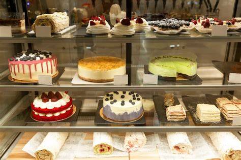 Variedad de dulces y pasteles expuestos en una vitrina de pastelería fina