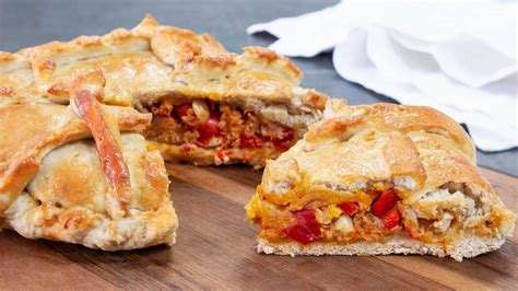 Fotografía variada de distintos rellenos de empanada gallega: atún con pimientos, carne, mariscos.