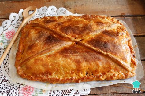Ilustración paso a paso mostrando el armado y horneado de la empanada gallega.