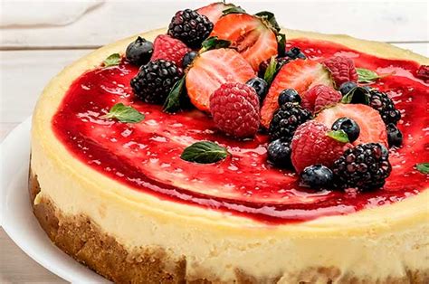 Cheesecake sin horno con salsa de frutos rojos