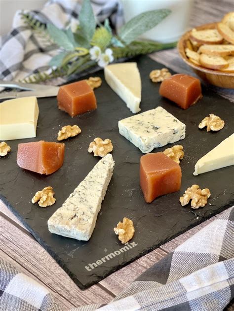 Foto de una tabla de quesos con dulce de membrillo