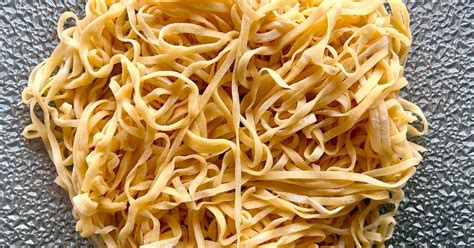 Imagen de fideos caseros secándose colgados