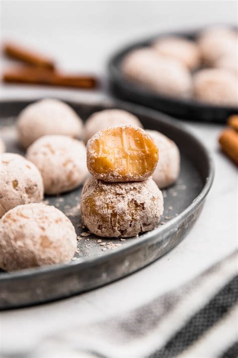 Bolas de manjar blanco porcionadas y congeladas en una bandeja.