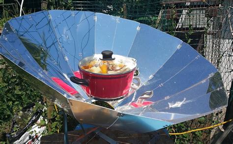 Ilustración de un horno solar parabólico concentrando la luz en un punto.