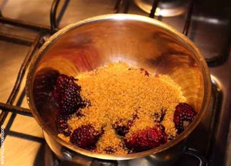 Olla con moras y azúcar antes de cocer