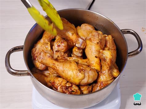 Foto de pollo sellándose en un sartén con salsa de soya
