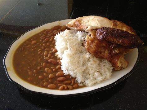 Plato de pollo a la barbacoa cubano con arroz, frijoles y plátanos fritos