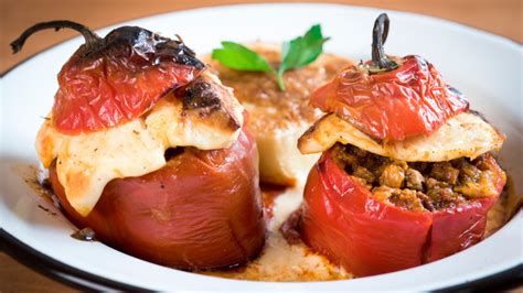 Fotografía de un plato de rocoto relleno, una especialidad peruana.