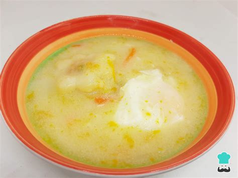 cuenco de sopa de sémola humeante