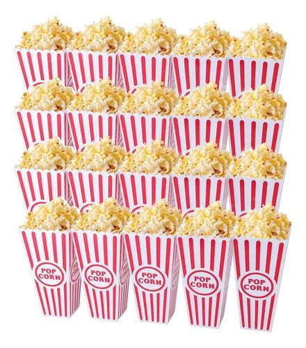 Estantería llena de cajas de popcorn rojas y blancas de diferentes tamaños en una tienda de artículos para fiestas.