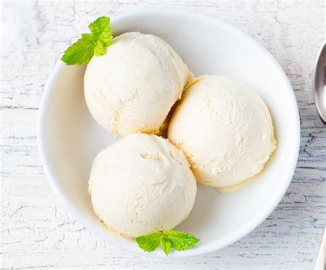 fotografía de ingredientes clave para helado: leche, nata, azúcar, chocolate, frutas, estabilizantes