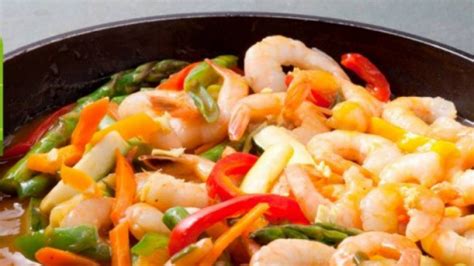Foto de un saltado de camarones vibrante con verduras y colores intensos.