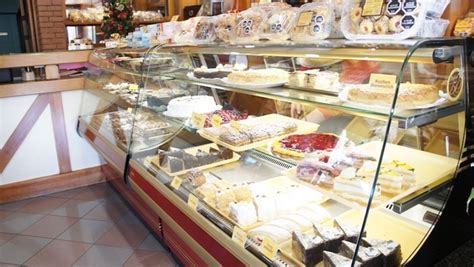 Fachada de la pastelería Roggendorf con letrero y exhibición de productos.