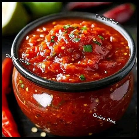 Imagen de los ingredientes para la salsa roja (jitomates, chiles guajillo, ajo y cebolla) asándose en un comal.