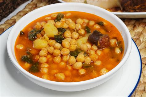 Fotografía de un guiso de verduras terminado en plato hondo decorado con perejil fresco