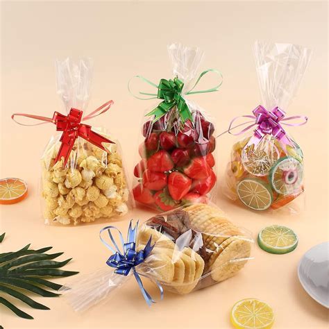 Brochetas de dulces variados en bolsas transparentes