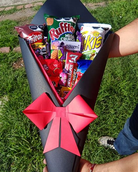 Ramo de dulces colorido en una bolsa elegante