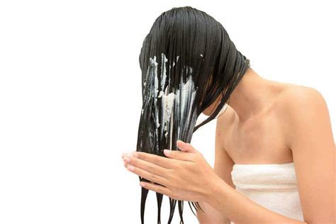 Mujer aplicando una mascarilla de yogur en su cabello