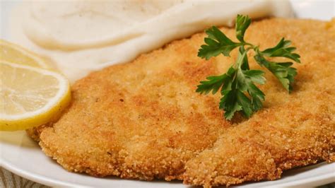Plato con alimentos empanados y pan rallado como ingrediente